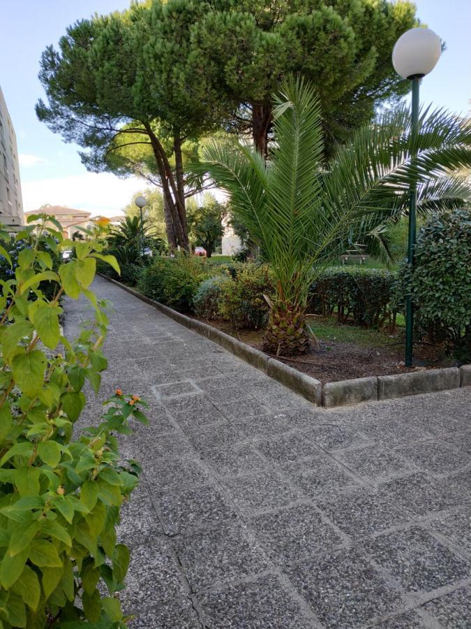Charmant Appartement A 350M De La Plage Et Du Port Fréjus Exterior photo